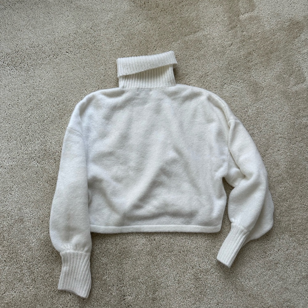 I’m Gia white turtleneck sweater size M